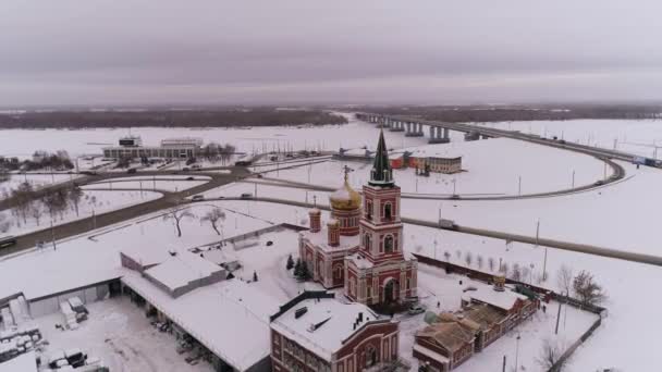 Aérea de puente y coche de conducción en el puente, día soleado de invierno en Barnaul, Siberia, Rusia . — Vídeos de Stock
