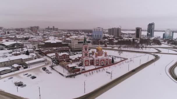 Aérea de puente y coche de conducción en el puente, día soleado de invierno en Barnaul, Siberia, Rusia . — Vídeos de Stock