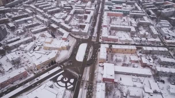 Antena mostu i jazdy samochodem na moście, zimowy słoneczny dzień w Barnauł, Syberia, Rosja. — Wideo stockowe