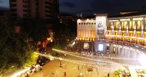 Yerevan, armenien - 23. juli 2018: yerevan city nightview malerische alte pflasterstraße. — Stockvideo