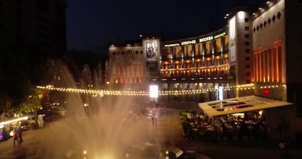 ЕРЕВАН, АРМЕНИЯ - 23 июля 2018 года: Ночной вид на город Ереван . — стоковое видео