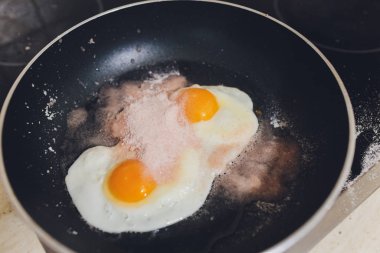Tavuktaki çırpılmış yumurtanın iştah açıcı fotoğrafı. İçinde de ayçiçeği yağı var..