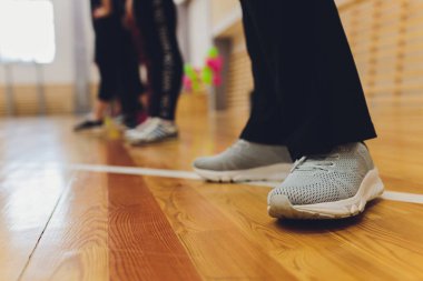 Bacaklar. Nesnenin etrafında gri bir arka plan var. Spor ayakkabıları ve konfor kavramı.