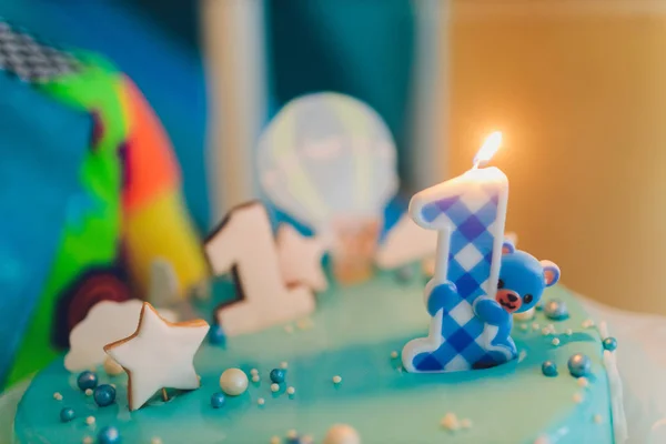 Egy gyönyörű kék torta az egyes számmal a tetején. Gyönyörű kék torta a baba 1 évig. — Stock Fotó