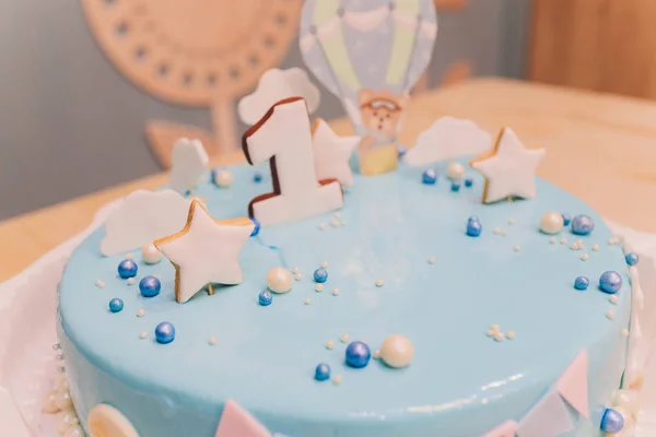 Krásný modrý dort s číslem jedna nahoře. Krásný modrý dort pro dítě po dobu 1 roku. — Stock fotografie