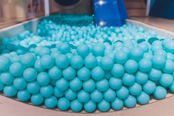 Boules multicolores comme fond et texture. Taw. Le concept de célébration et de plaisir. Boules pour la piscine de boue avec des boules pour le plaisir et les jeux pour enfants. Des ballons. longue bannière . — Photo