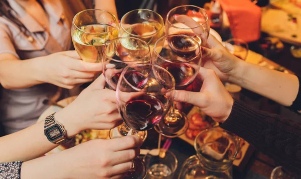 Närbild skott av grupp människor klinkande glasögon med vin eller champagne framför bokeh bakgrund. äldre människor händer. — Stockfoto