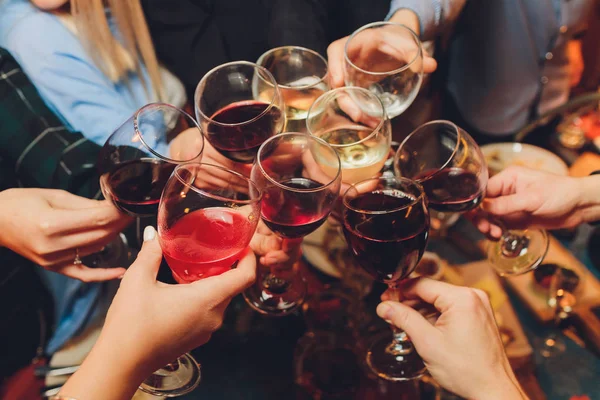 Närbild skott av grupp människor klinkande glasögon med vin eller champagne framför bokeh bakgrund. äldre människor händer. — Stockfoto