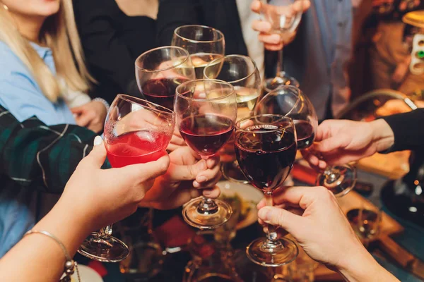 Крупним планом знімок групи людей, що чіпляються за келихи з вином або шампанським перед фоном боке. літні люди руки . — стокове фото
