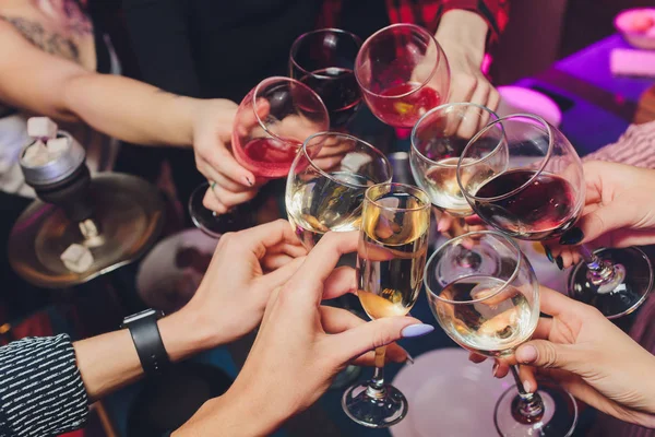 Gros plan du groupe de personnes en train de boire des verres avec du vin ou du champagne devant un fond bokeh. les personnes âgées mains. — Photo