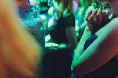 Eller havaya bir Müzik Festivali'nde izleyiciyle.