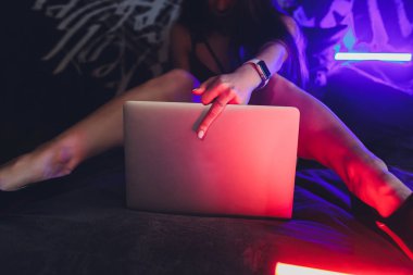 Web kamerasının önünde poz veren güzel, genç bir kız, model olarak çalışıyor. Çevrimiçi flört kavramı.