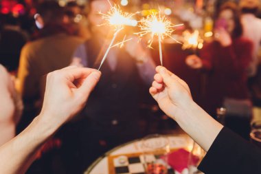 İnsanların Bengal partide ışık tutan eller.