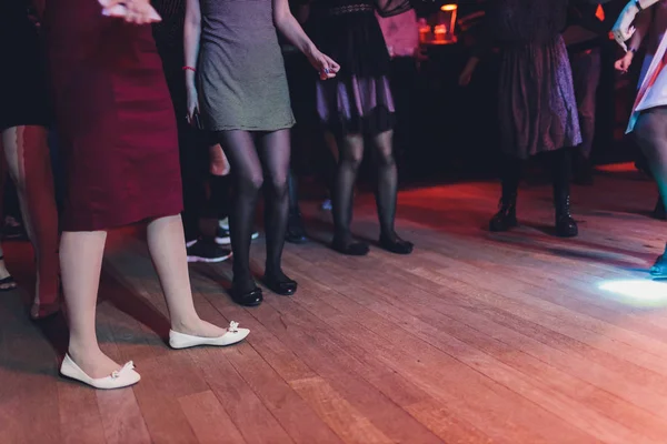 Ludzie tańczą na imprezie klubowej. nierozpoznawalny. — Zdjęcie stockowe