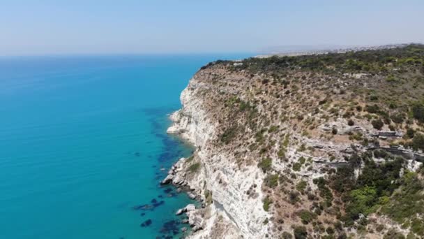 Кипр. Скалы с видом на море . — стоковое видео