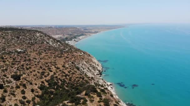 Ciprus. Sziklák a tenger tetején kilátás. — Stock videók