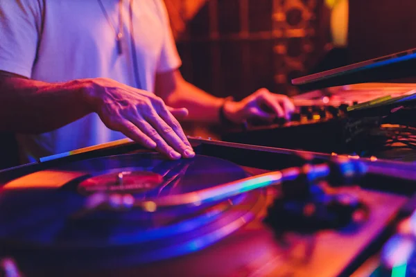 Μίξερ DJ και Vinyl Player στο κλαμπ. Μαλακή εστίαση. — Φωτογραφία Αρχείου