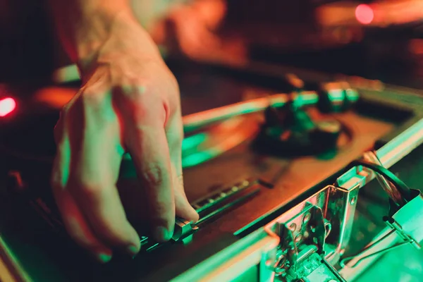 DJ mixer a Vinyl Player v klubu. Měkké zaměření. — Stock fotografie