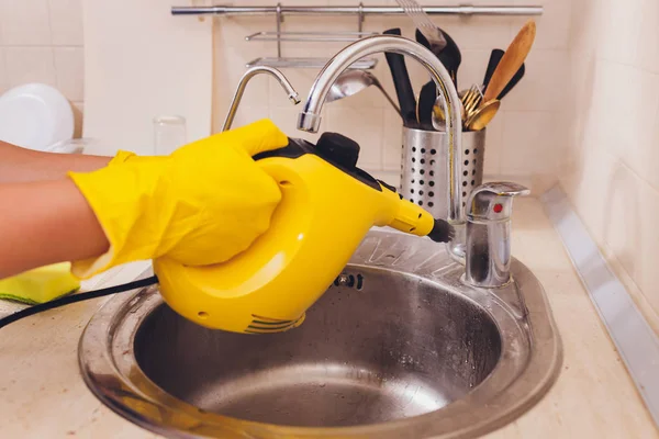Air keran secara rinci dengan kapur menutup dapur kotor yang di kalsifikasi keran. membersihkan dengan pembersih uap . — Stok Foto