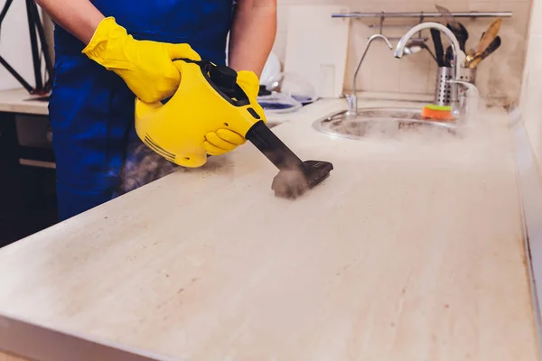 Uomo pulizia cucina con spugna vapore detergente . — Foto Stock