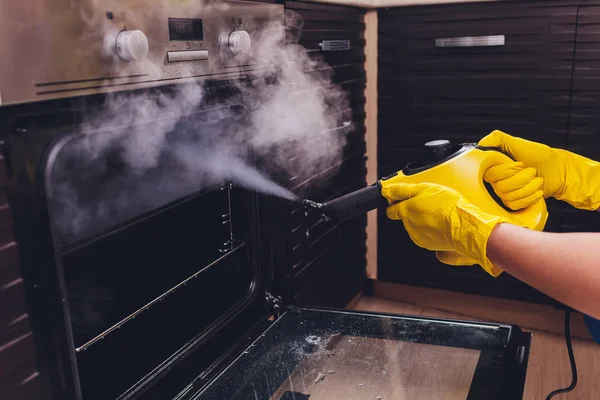 Uap membersihkan rumah oven membersihkan tangan close-up . — Stok Foto