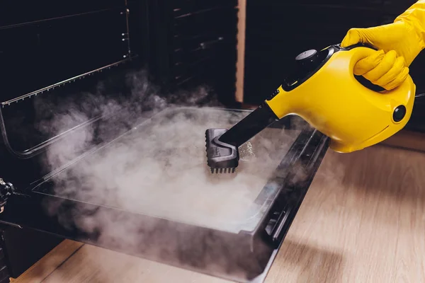 Stoom reinigen oven huis schoonmaken hand close-up. — Stockfoto