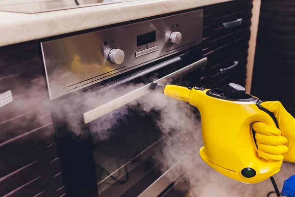 Uap membersihkan rumah oven membersihkan tangan close-up . — Stok Foto