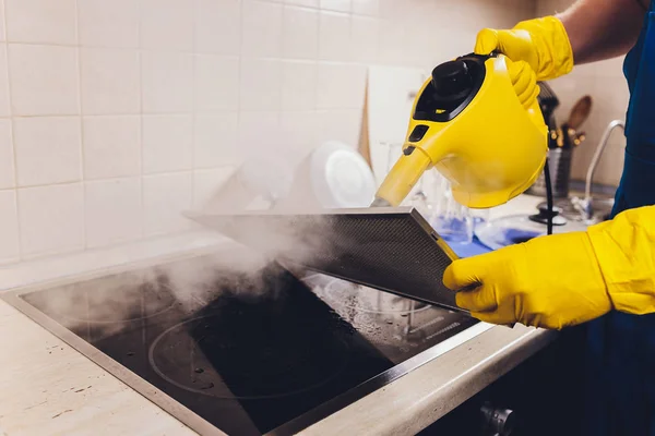 Filtro de malha de limpeza de zelador profissional de capuz de fogão na cozinha, close-up . — Fotografia de Stock