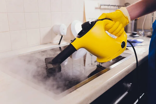 Płyta kuchenna z steam cleaner do czyszczenia. — Zdjęcie stockowe
