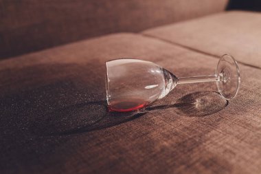 Kahverengi kanepe kanepede kırmızı şarap döktü.