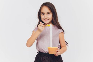 Çamur ile oynayan genç kız. Beyaz arka plan üzerinde izole.