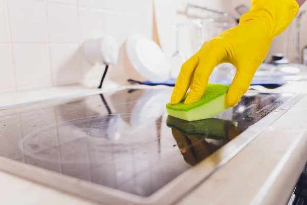 Čištění kuchyňské varné desky s parní čistič. — Stock fotografie