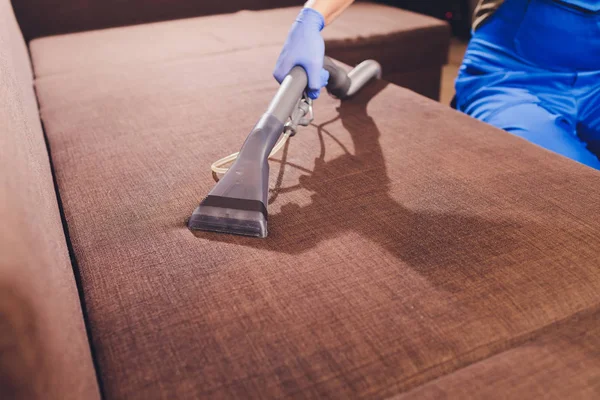 Sofa chemical cleaning with professionally extraction method. Upholstered furniture. Early spring cleaning or regular clean up. — Stock Photo, Image