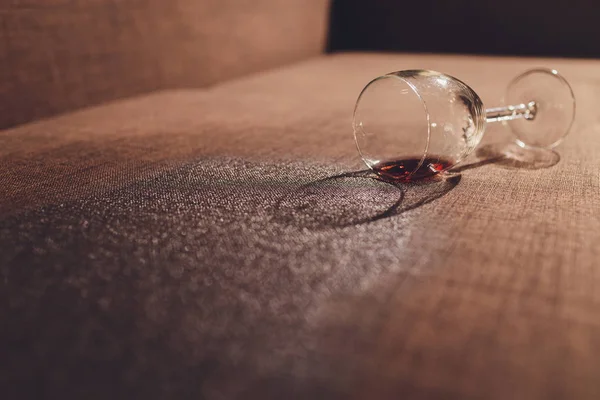 Vino rosso versato su un divano marrone . — Foto Stock