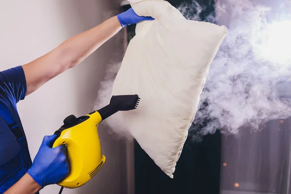 Menggunakan dry steam cleaner untuk membersihkan bantal . — Stok Foto