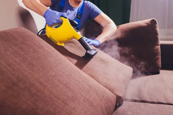 Karyawan pembersih kering menghapus kotoran dari furnitur di flat, closeup . — Stok Foto