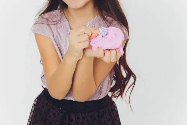 Jovem brincando com lodo. Isolado sobre fundo branco . — Fotografia de Stock