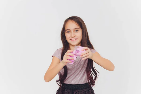 Jovem brincando com lodo. Isolado sobre fundo branco . — Fotografia de Stock