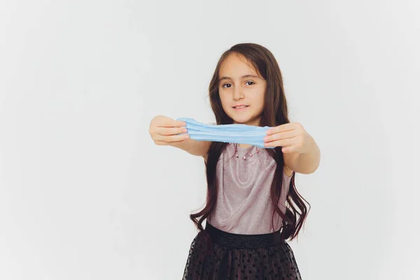 Jovem brincando com lodo. Isolado sobre fundo branco . — Fotografia de Stock