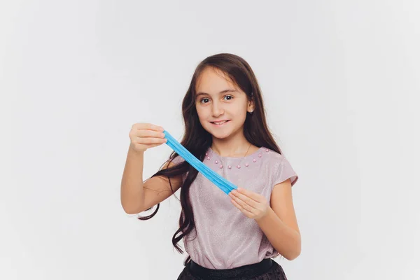 Jovem brincando com lodo. Isolado sobre fundo branco . — Fotografia de Stock