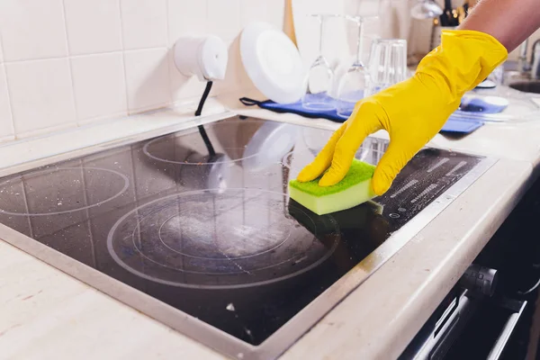 Limpeza de placa de cozinha com um aspirador de vapor . Fotos De Bancos De Imagens