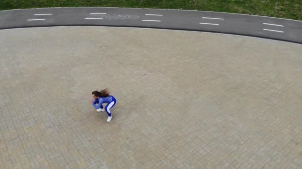 Vista dall'alto del lato posteriore della giovane donna atletica attraente velocità in esecuzione su asfalto città e allenamento al mattino in una giornata estiva soleggiata. Femmina corridore formazione all'aperto . — Video Stock