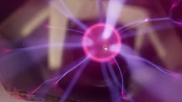 Tesla Küresi üzerinde plazma statik elektrik. — Stok video