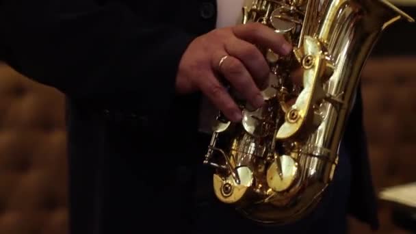 Hombres tocando el saxofón. Primer plano de hombres tocando el saxofón — Vídeo de stock