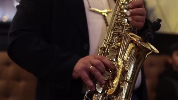 Hombres tocando el saxofón. Primer plano de hombres tocando el saxofón — Vídeos de Stock