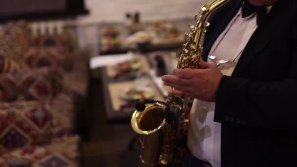 Hombres tocando el saxofón. Primer plano de hombres tocando el saxofón — Vídeos de Stock