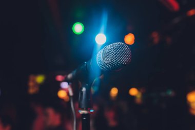Konser salonu veya konferans odasındaki mikrofonu kapat.