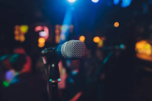 Detailní záběr mikrofonu v koncertním sále nebo konferenční místnosti. — Stock fotografie