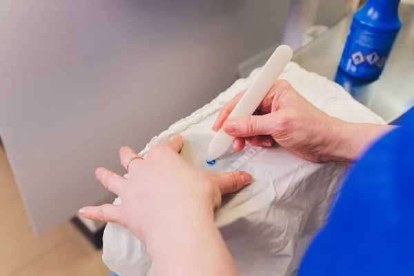 Ruční prádelna pracovník v procesu odstraňování skvrn pomocí speciální chemické čistírny. — Stock fotografie