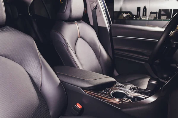 Assento de couro preto em uma cabine de carro . — Fotografia de Stock
